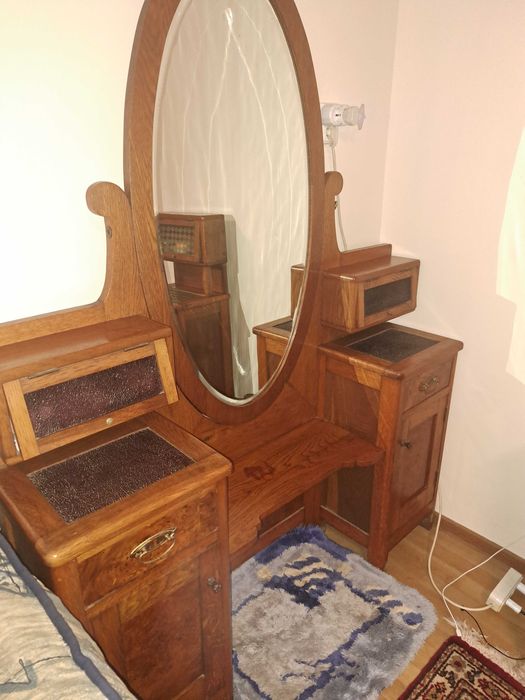 Mobilă din lemn de nuc