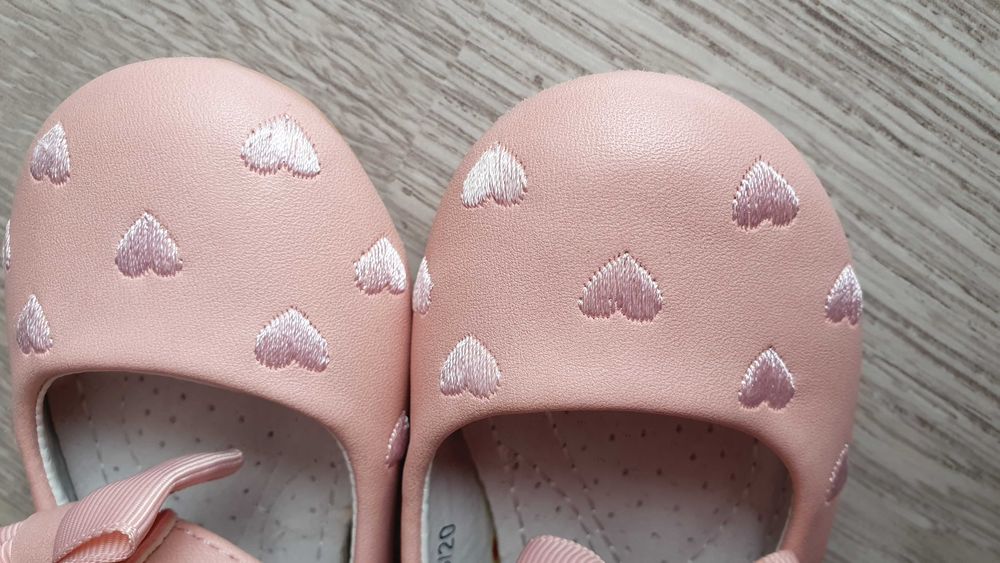 Детски розови обувки