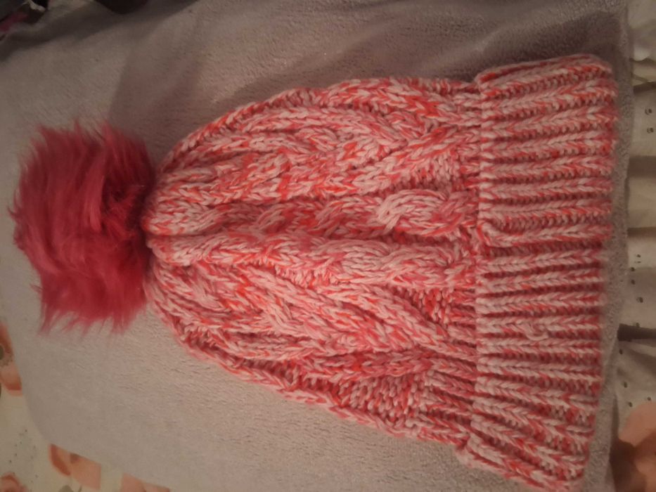 Шапка ца момиче може и за  млада дама