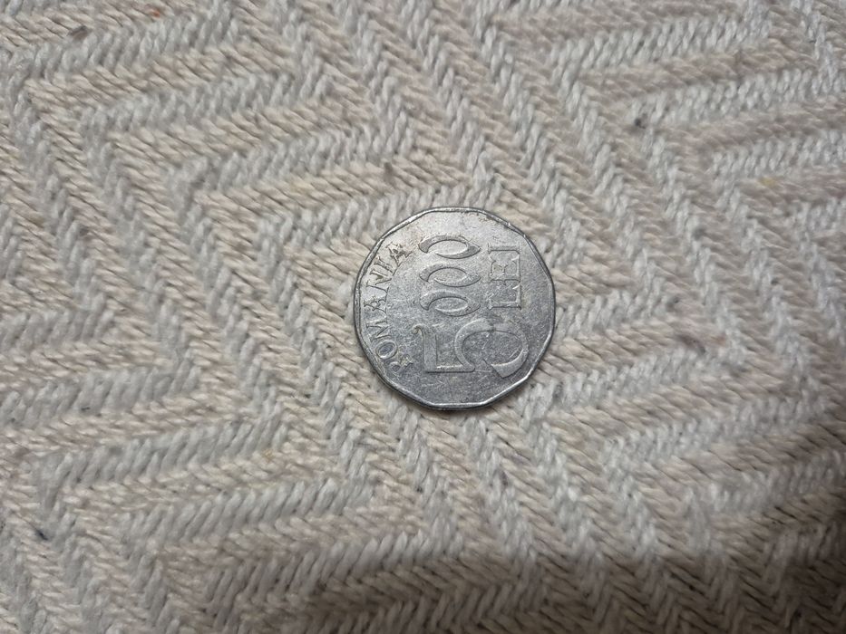 Monede vechi în stare buna, doar cea de 100 lei este ruginita
