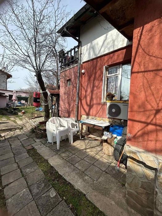 Двуетажна къща в с. Войнеговци!