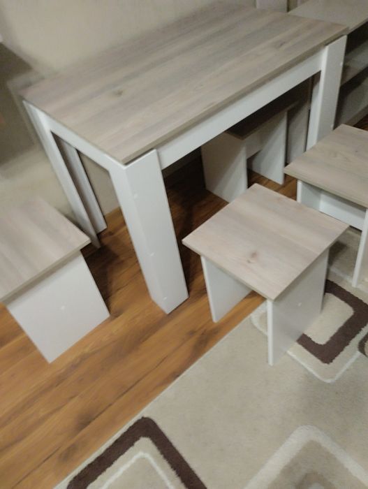 Кухонный стол с табуретами