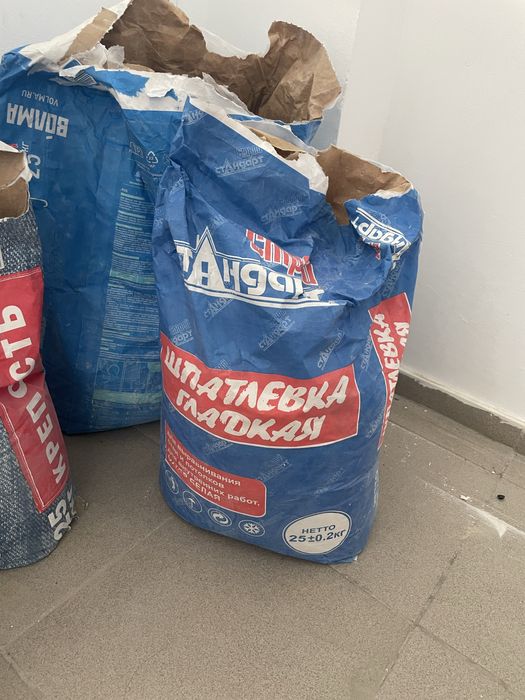 Отдам половина мешка кафельного клея