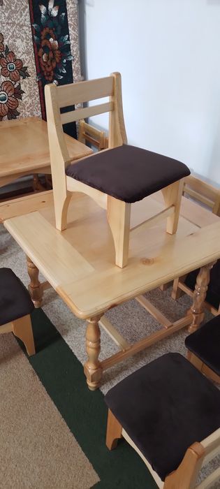 Yosh bolalar uchun stol va stullar