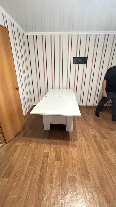 Письменный стол белый, раскладной.