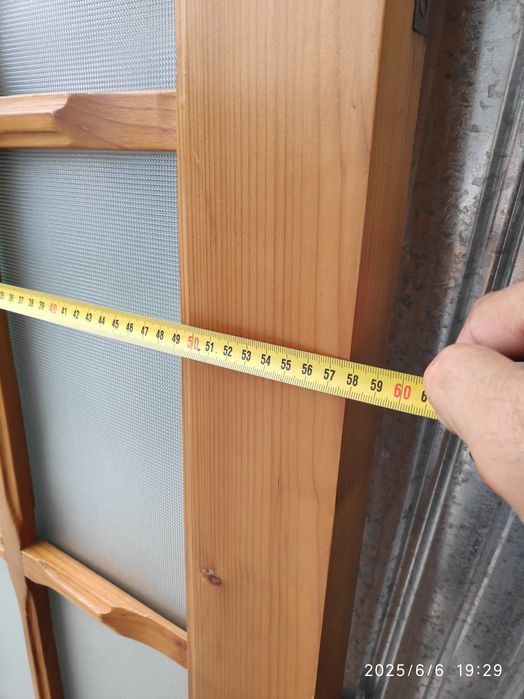 Ușa din lemn de brad și sticlă, cu cheie