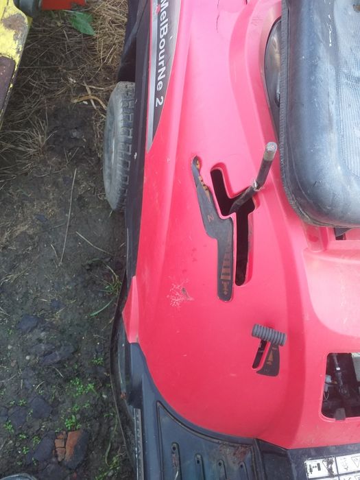 Tractoras tuns iarba