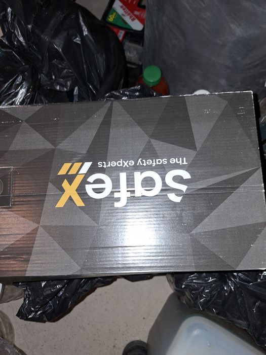 Продавам два чифта летни работни обувки и един чифт зимни