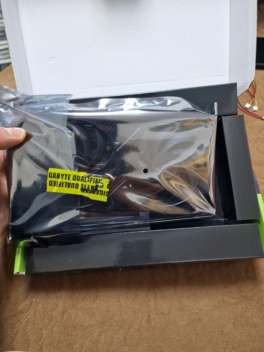 Vând placa video Rtx 5060Ti Gigabyte noua