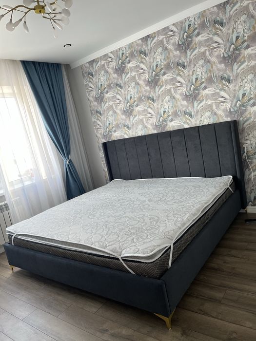 Большой Кровать с матрасом + топпер