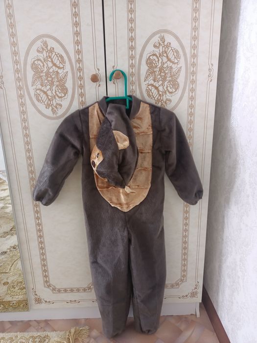 Жаңа жылдық киімдер сатылады