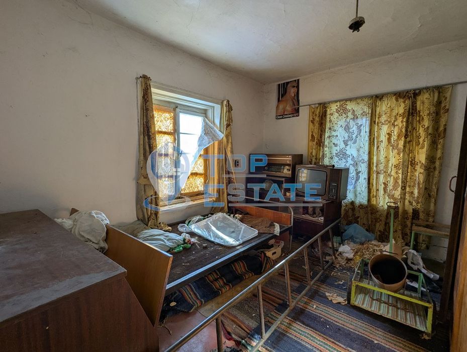 Двуетажна тухлена къща с голям двор в село Копривец, област Русе