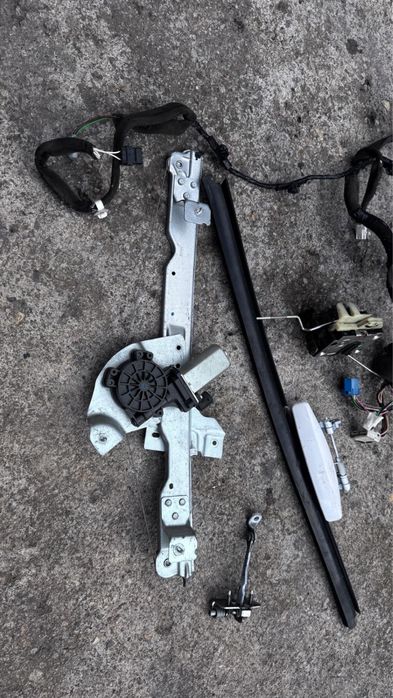 Piese accesorii Usa Dreapta fața Dacia Duster 2010-2017(macara/geam/broasca/instalatie elect/maner)