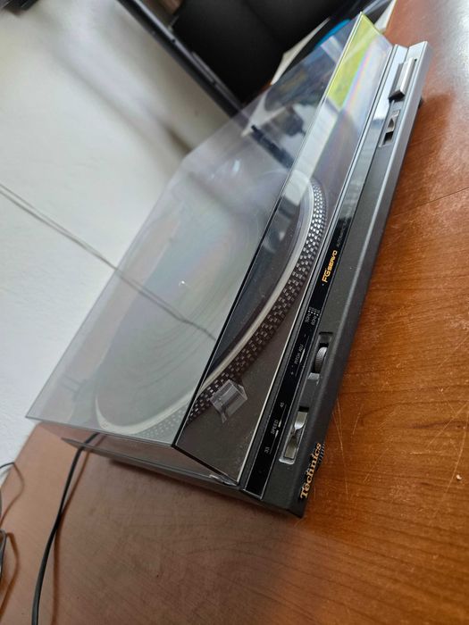 Technics SL-BD22D pick-up vintage. estetic impecabil!! O mica problema la parghia de ridicare a bratului, dar functional!