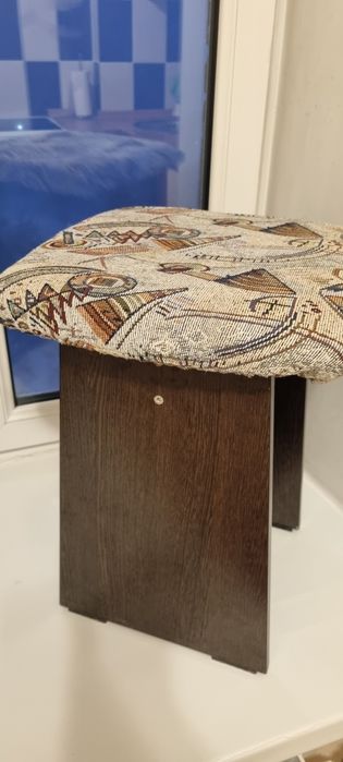 Продам два табурета за 2.500т(оба)в хорошем состоянии (с паралонов.чех