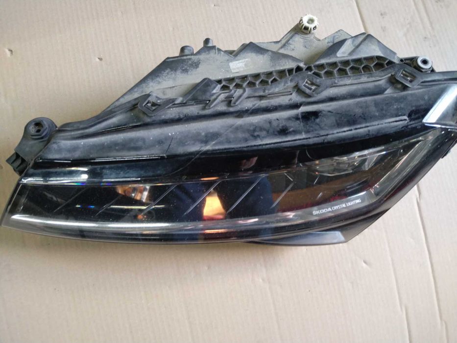 Фар ляв за Skoda Superb 3V
