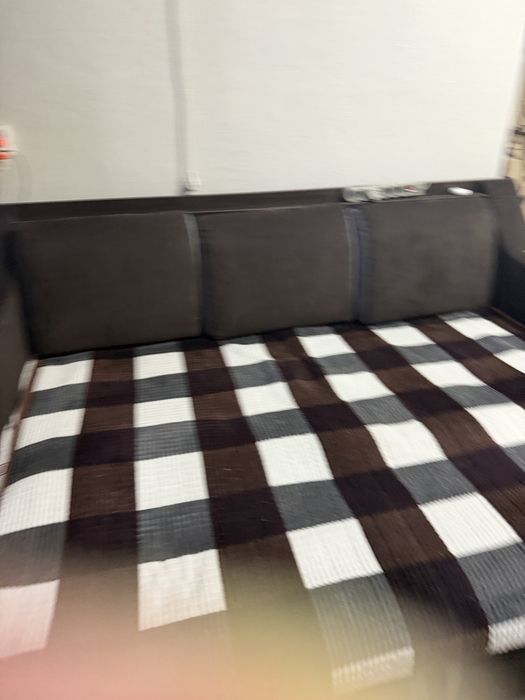 Диван с выдвигающимся столом