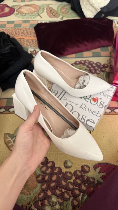 Аяқ киімдер сатылады