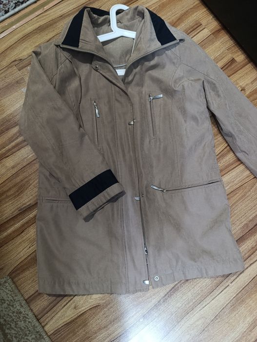 Vetrovka plash sifati zur alo darajada ichi astarli.