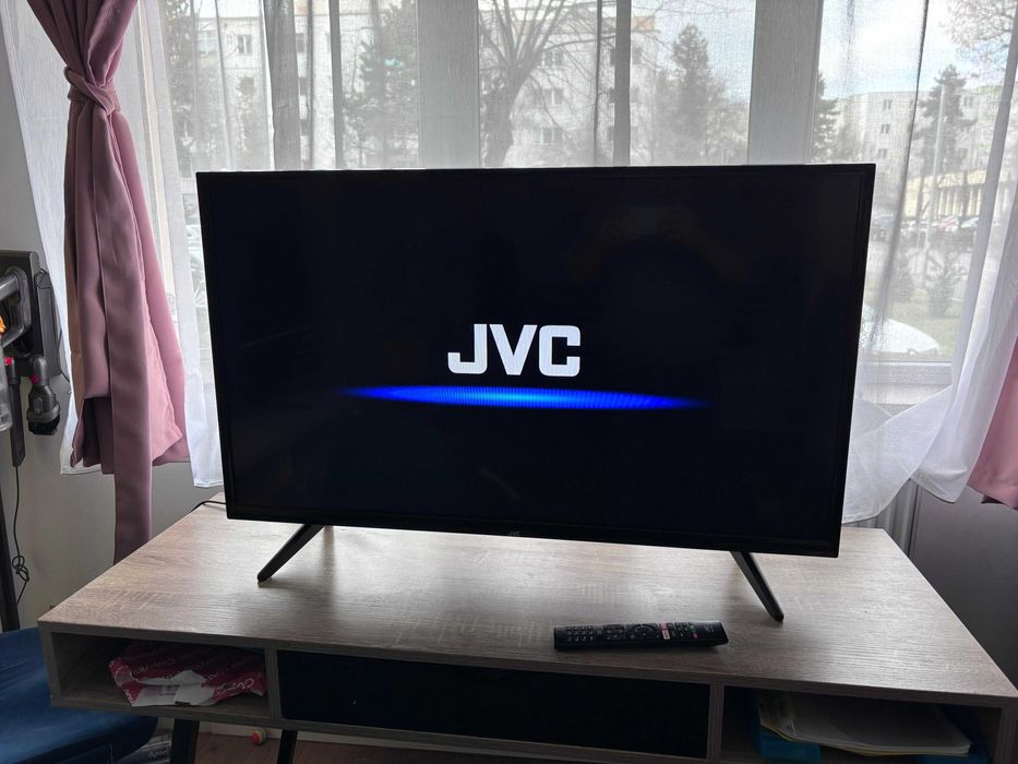 Televizor Smart JVC 99 cm