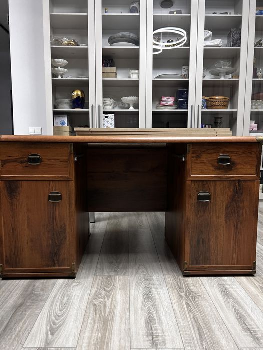 Рабочий стол с комодами