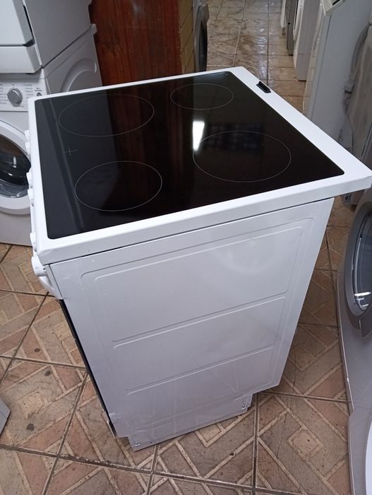 Свободно стояща печка с керамичен плот VOSS   с две години Гаранция!