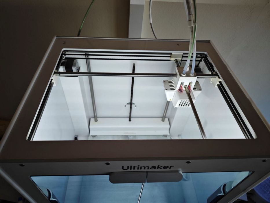 3D FDM принтер ULTIMAKER S5 заедно със Material Station
