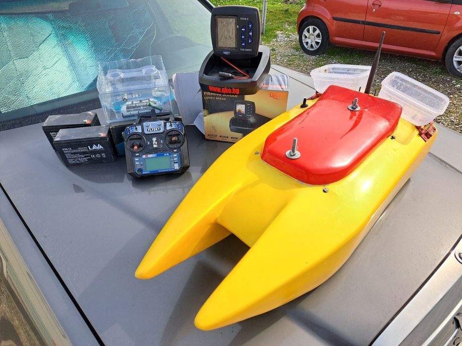 Лодка за захранка със сонар