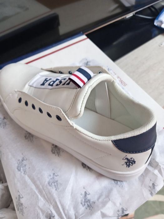 Blugi și adidasi mar 38