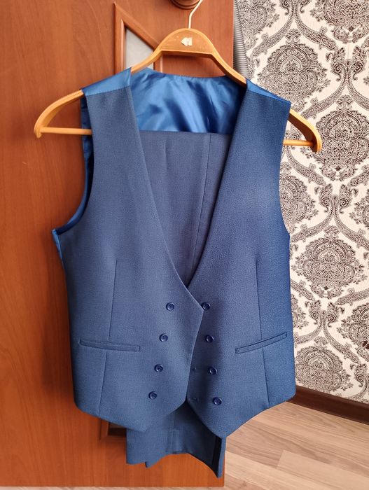 Продам костюм тройка