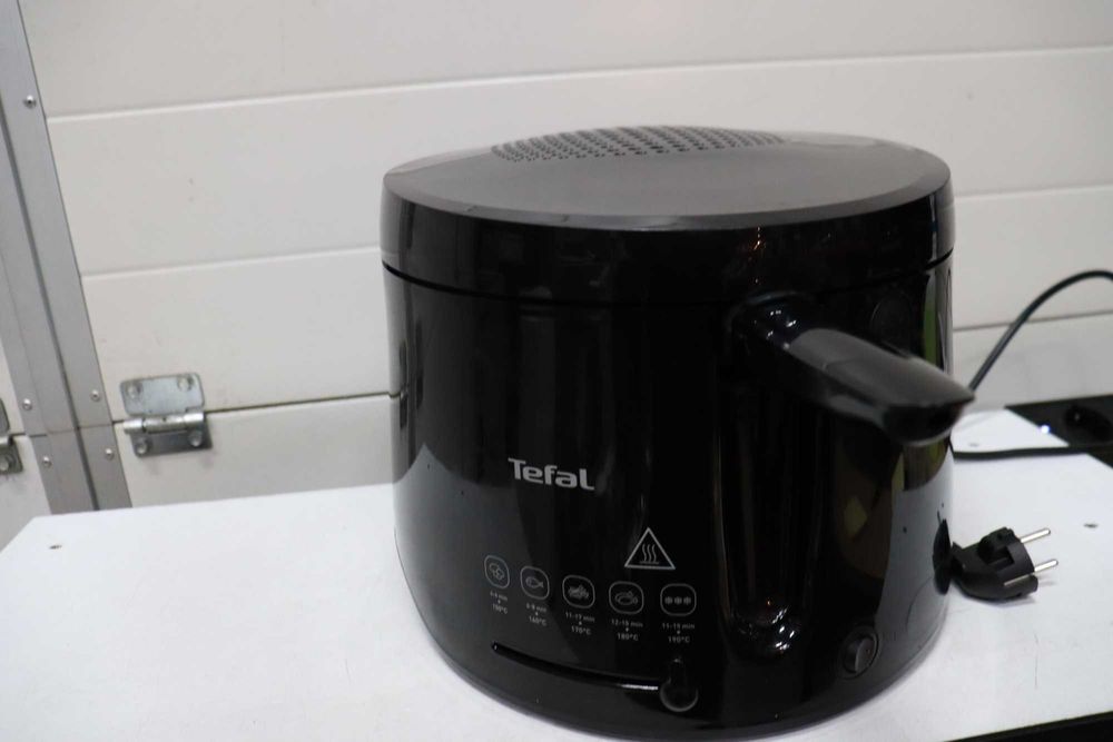 Фритюрник Tefal Maxi Fry, технология Cool Wall, капацитет до 1,2 кг, сгъваема дръжка, компактен размер, регулируем термостат от 150°C до 190°C, FF1078