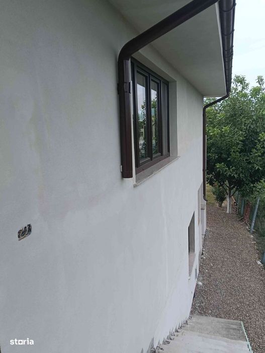 Casa bifamilială (2 intrari individuale) 258mp la 3 minute de Focsani.