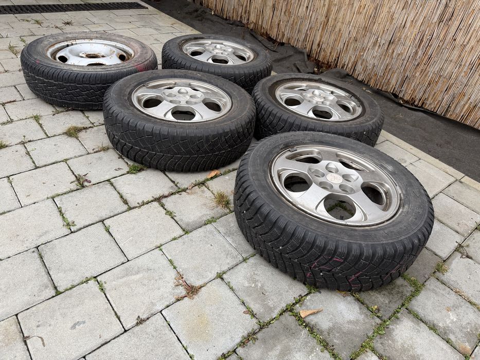 Vând anvelope de iarnă cu jante pentru Mitsubishi Pajero Pinin
