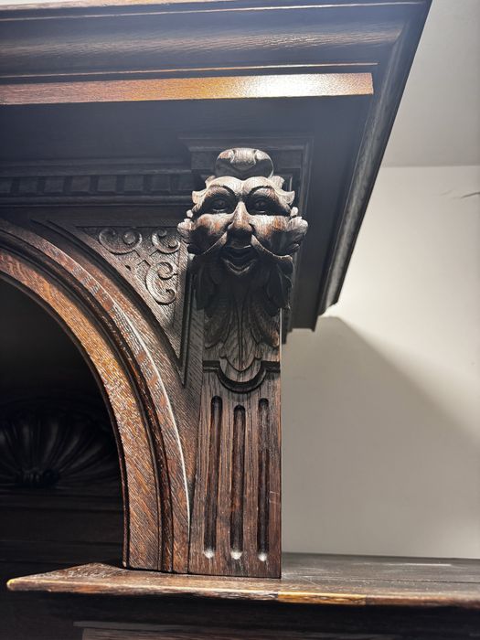 Bufet vechi din lemn masiv, sculptat manual  stil clasic vintage