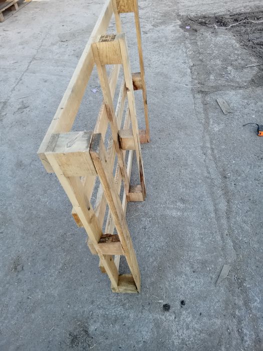 Продавам палети и дървени скари