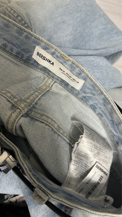 Джинсы Bershka светлые