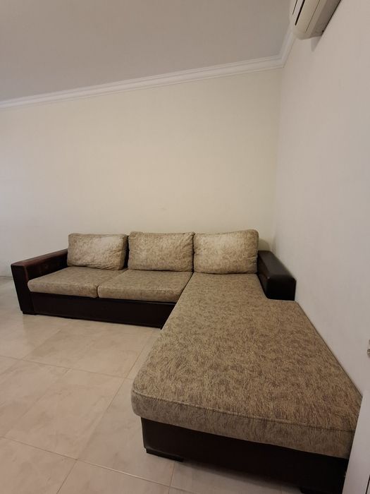 Ъглов диван с възглавници