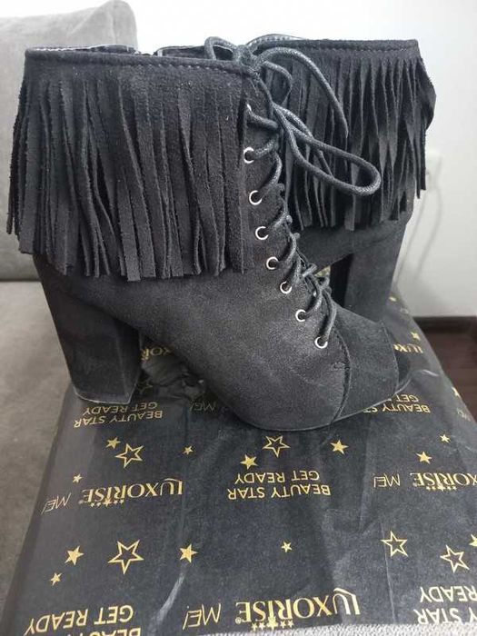 Cizme/botine pentru femei cu deschidere la varf si franjuri