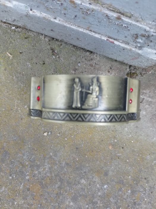 Пепелник с червени камъчета и окраси