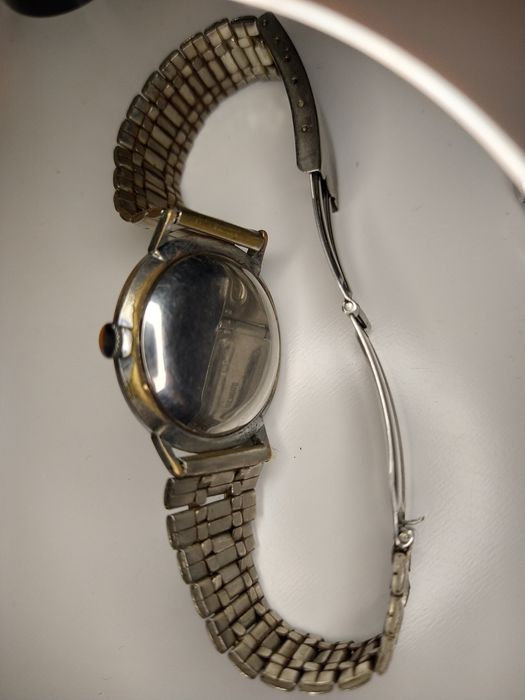 Ceasuri -mecanic Prim 200 de lei,Timex electric 300 de lei, Certina 1000lei, Tissot 1000