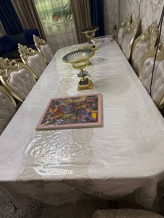 Стол и стулья на 12 персон