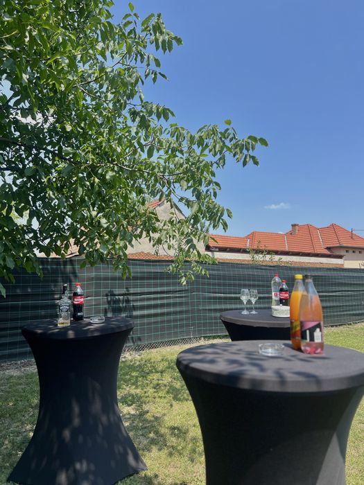 Închiriez mese cocktail pentru evenimentul tău