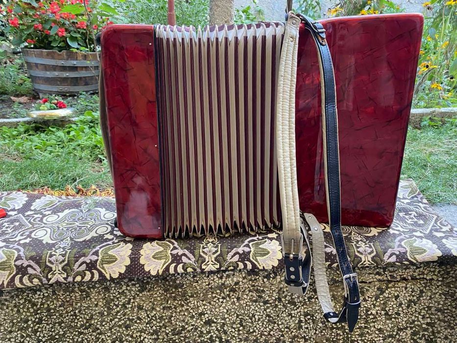 Акордеон Weltmeister 60 bass