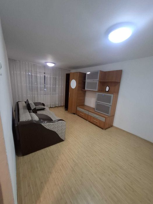 Apartament 3 camere, decomandat, Strada Savinesti, Etaj 1, Tg Jiu