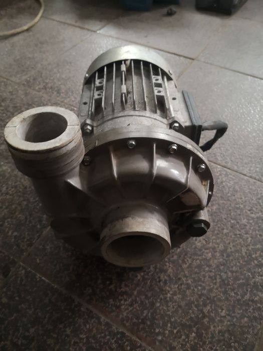 Центробежна водна помпа