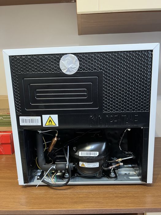 Мини хладилник Comfee