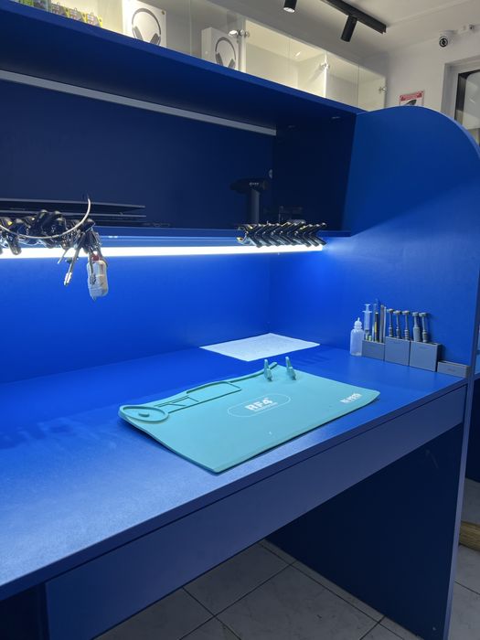 Продам Витрину и столы