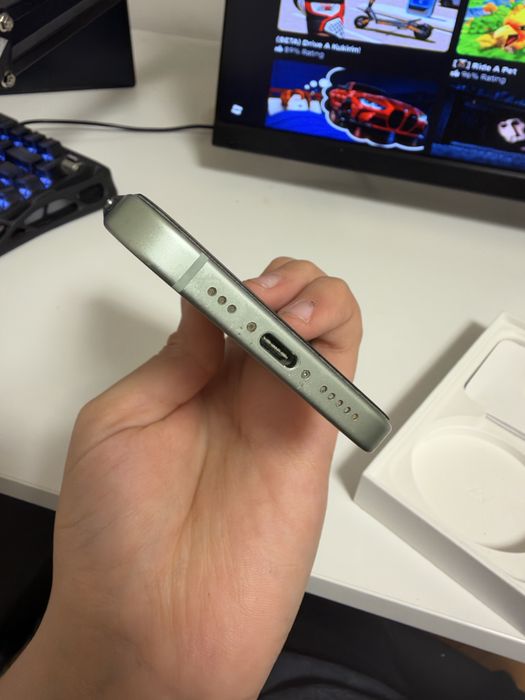 NEGOCIABIL  DOAR IN CLUJ Vând iPhone 15, 128 GB, culoare Mint. Telefonul funcționează foarte bine și poate fi testat la predare.