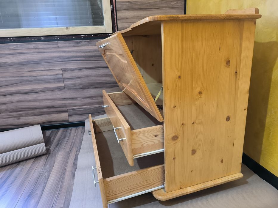 Дървен скрин с шкафове