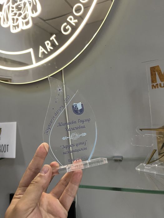 Статуэтка из стекла и акрила